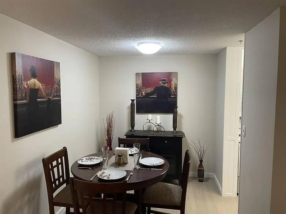 Chris Cozy Condo Commonwealth #107 Edmonton